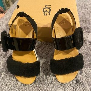 Ugg fuzzy treadlite sandals size 5